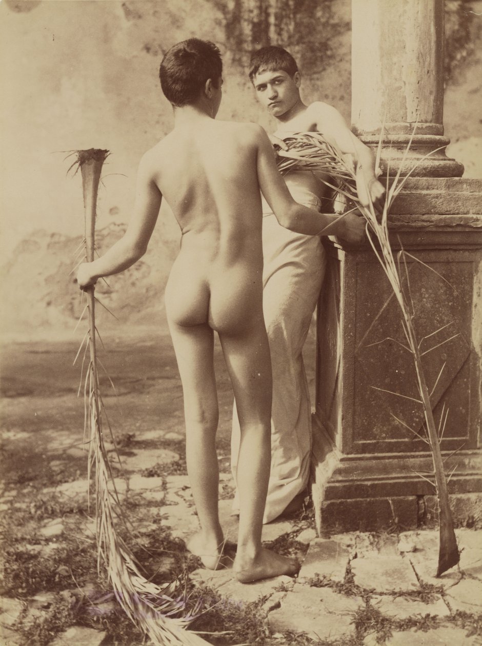 Ohne Titel [Zwei männliche Jugendliche mit Palmwedeln] von Baron Wilhelm von Gloeden