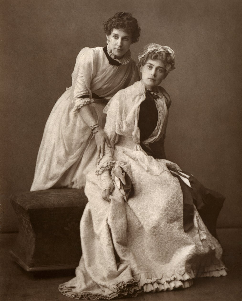 Britische Schauspielerinnen Eweretta Lawrence und Grace Otway in On Change, 1886 von Barraud
