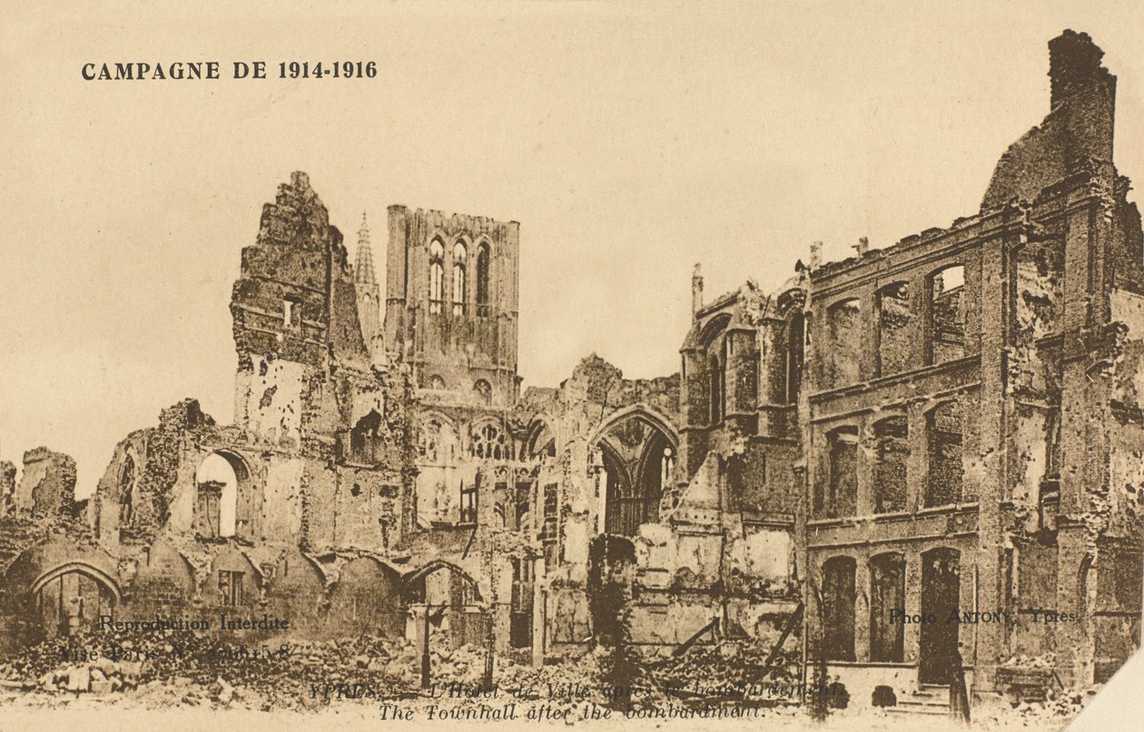 Hotel de Ville nach dem Bombardement, Ypern, 1915 von Belgian Photographer