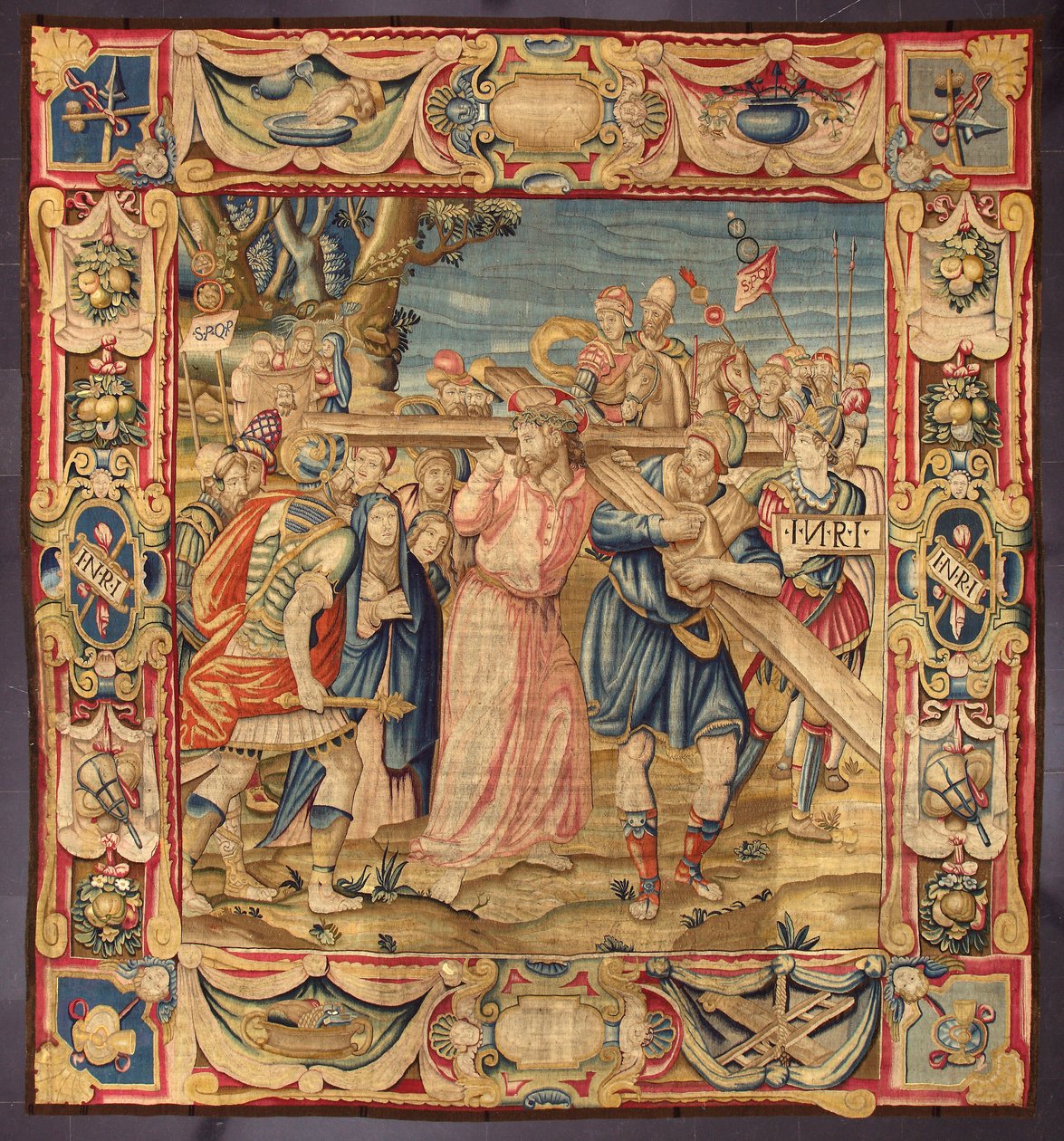 Christus und Simon von Kyrene. (Fünfte Station des Kreuzwegs). Ein Stück des Kreuzes trägt die Inschrift I.N.R.I. Wandteppich aus den Manufakturen von Brüssel. 16. Jahrhundert Genua, Musei di Strada Nuova von Belgian School
