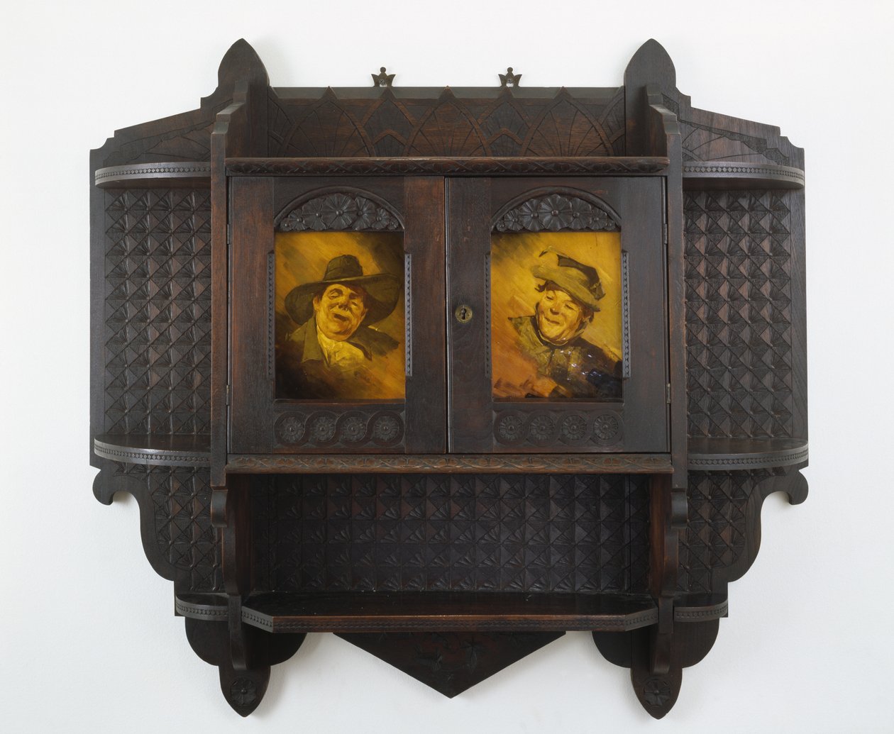 Hängeschrank mit Keramikplatten, um 1890er von Benn Pitman