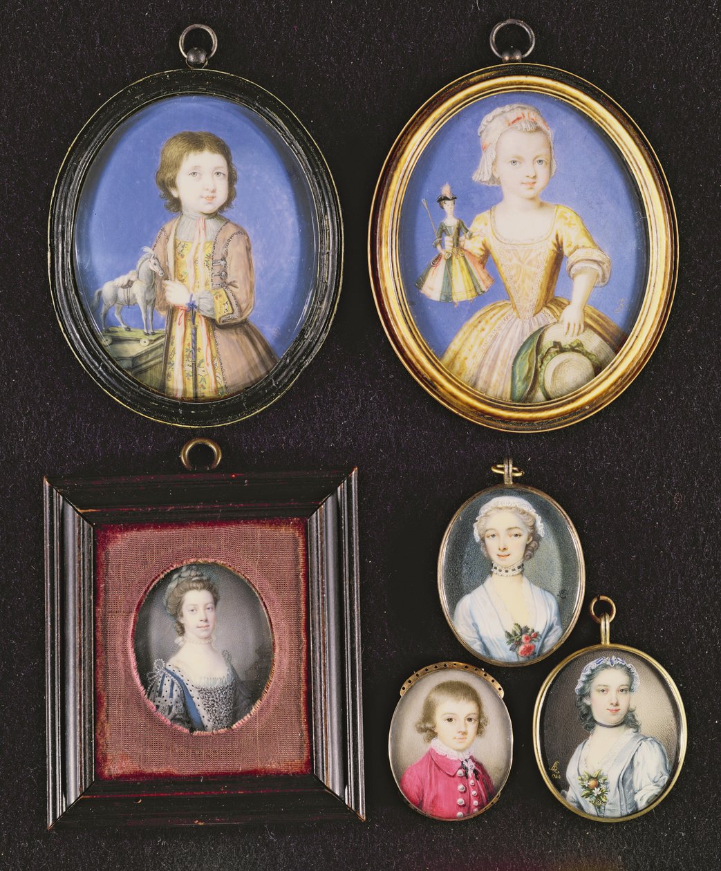 Porträtminiaturen. L bis R und T bis B: Richard Whitmore von Bernard Lens (1682-1740); Katherine Whitmore von Bernard Lens (1682-1740); Königin Charlotte von Samuel Finney (1718-98); Unbekannter Junge von Thomas von Bernard Lens