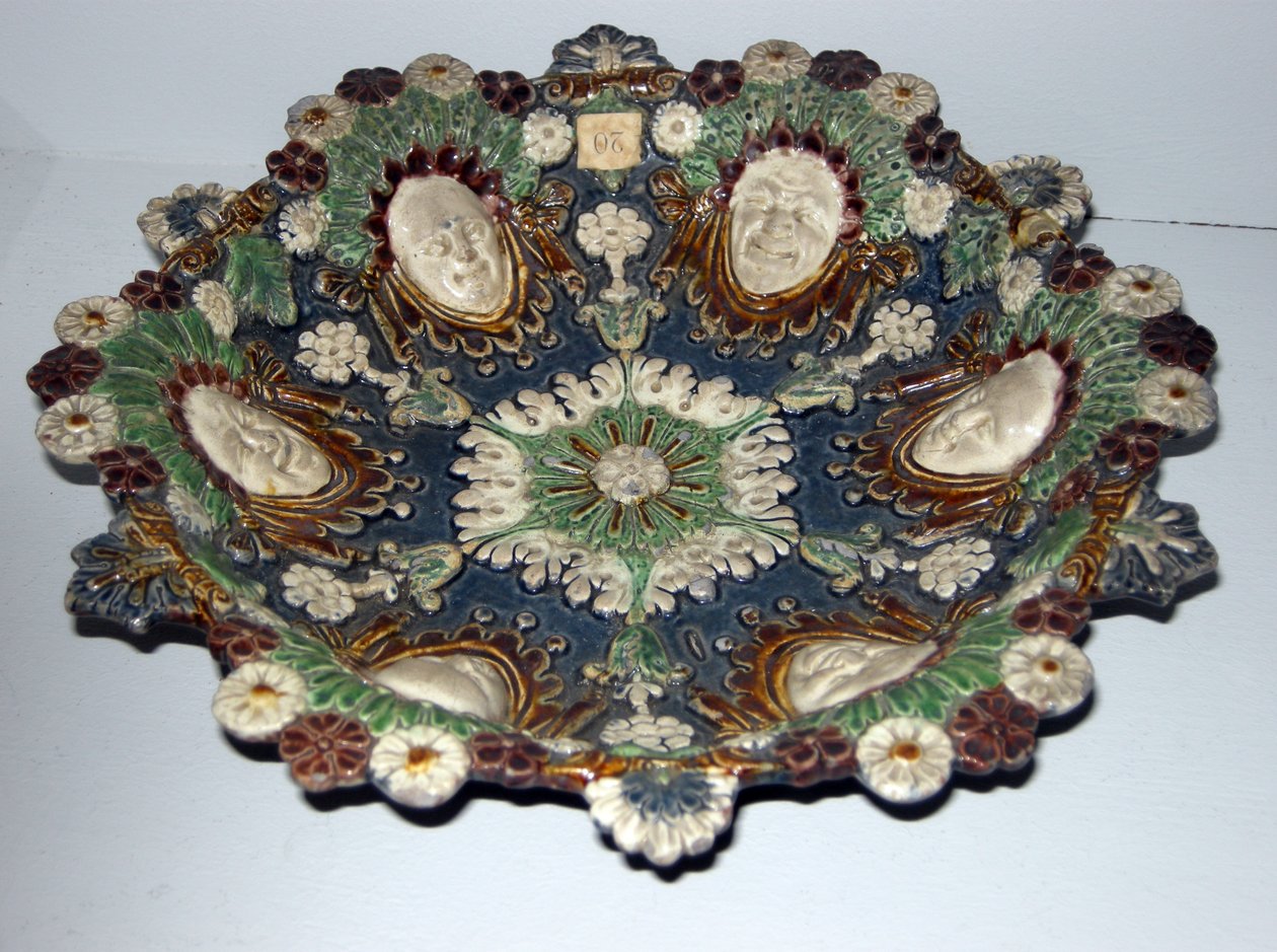 Schale mit grotesken Gesichtern (Faience) von Bernard Palissy