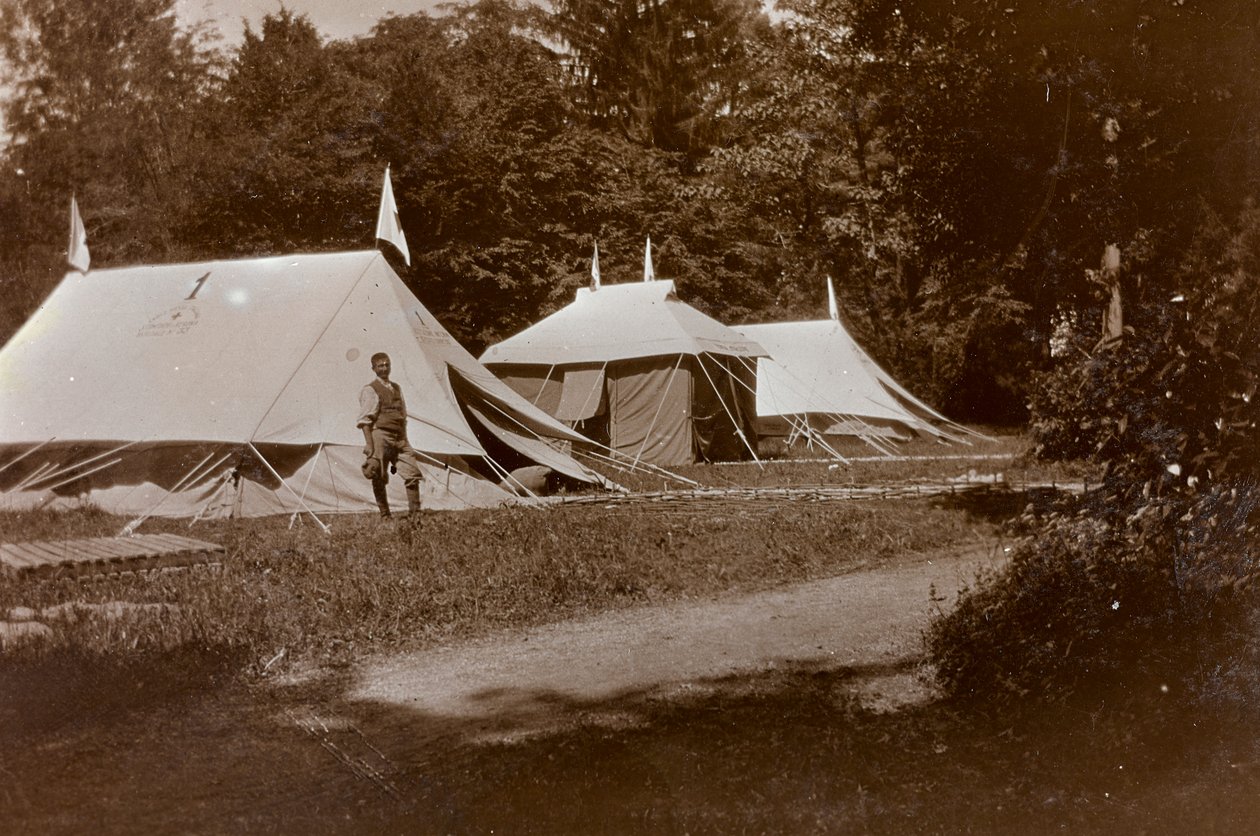 Album des Ersten Weltkriegs in Friaul-Julisch Venetien: Annahme, Chirurgie und Verband vor der Villa Brazzà, Heimat von 17 des Kriegskrankenhauses in Soleschiano Manzano, Foto vom Kirchturm aufgenommen, 05/1916 von Bietti Bietti