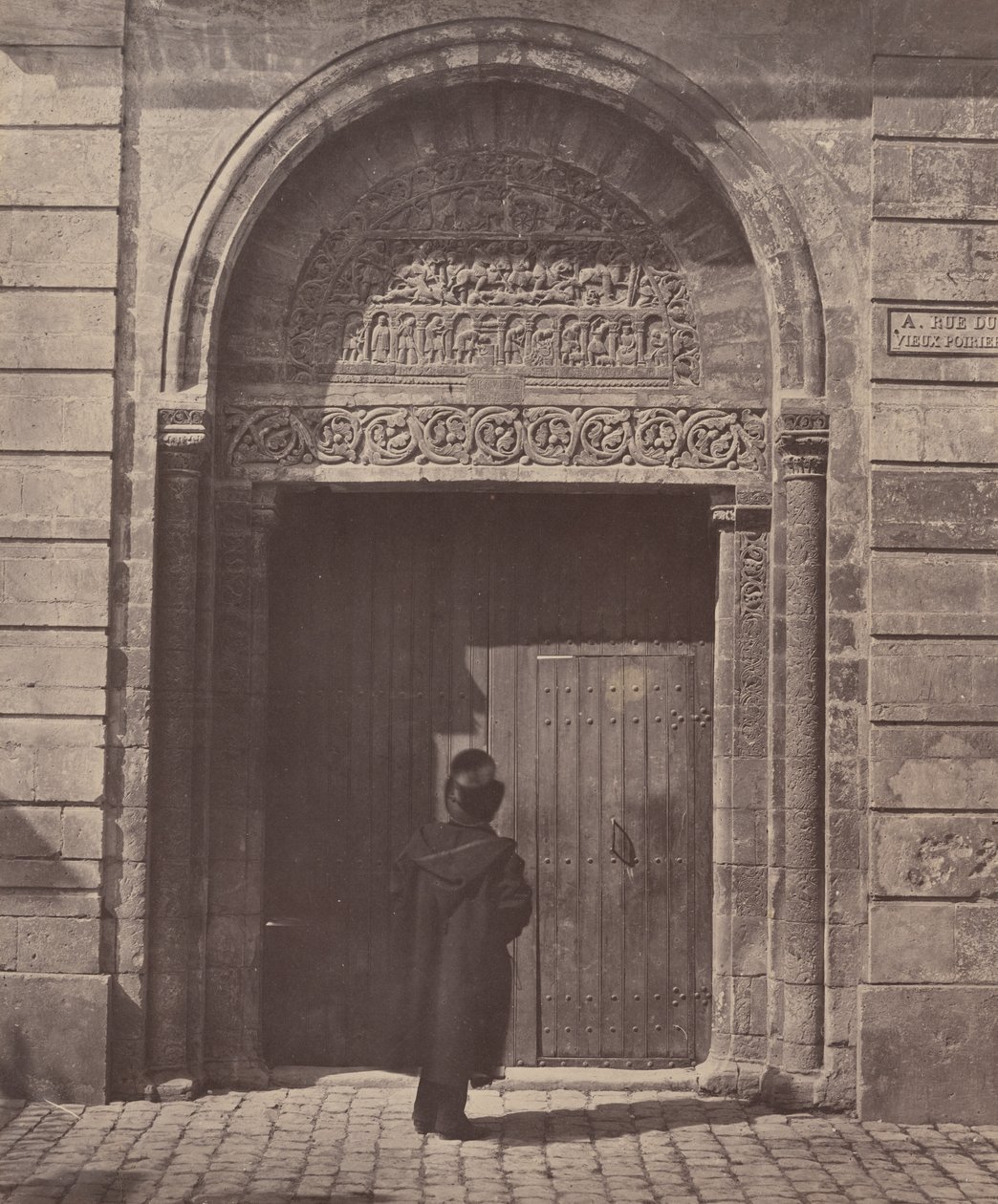 Das Portal von Saint Ursinus in Bourges, rue du Vieux Poirier von Bisson Frères