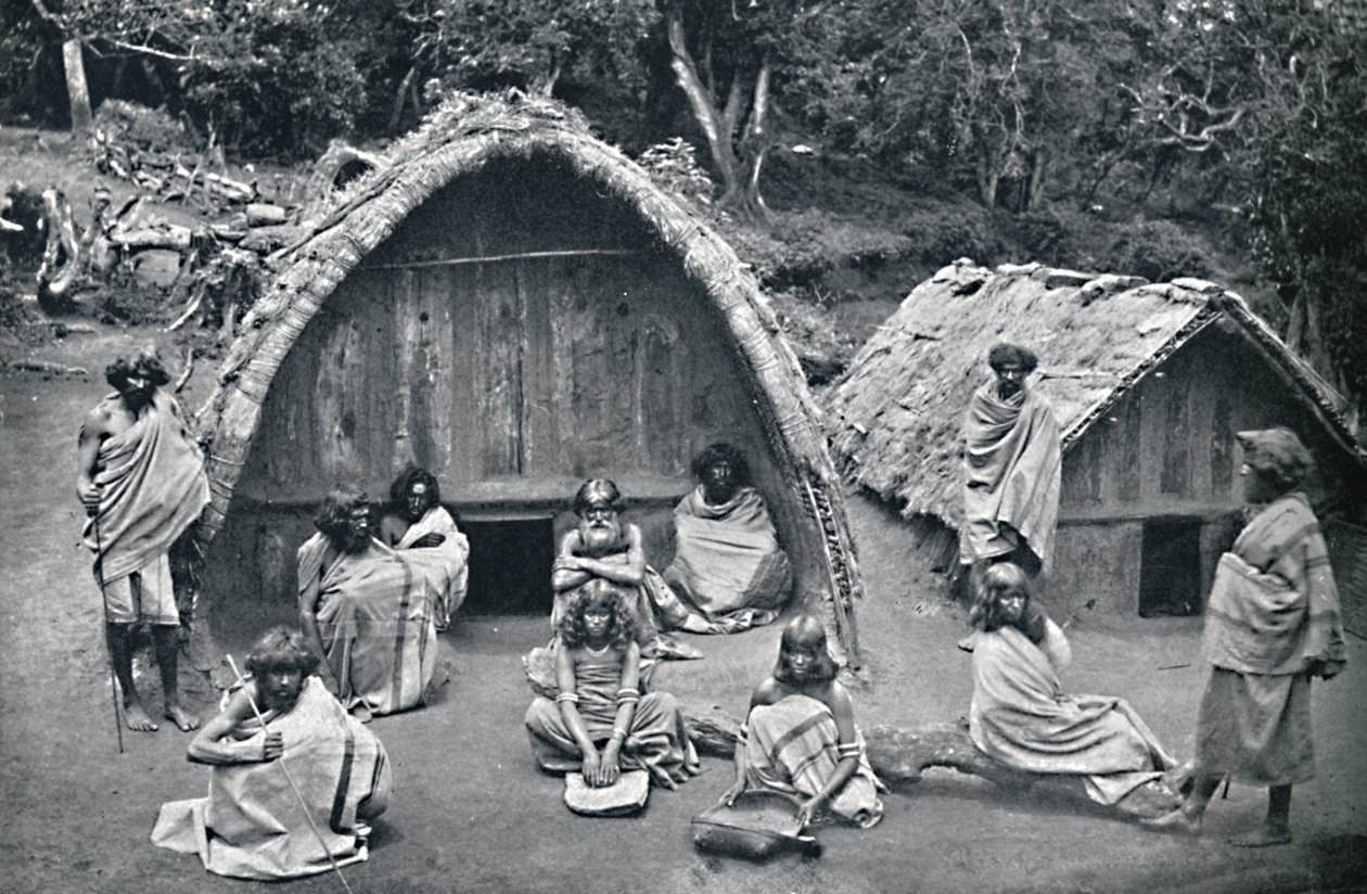 Ein Toda-Haus in einem einheimischen Dorf, Indien, 1902 von Bourne and Shepherd