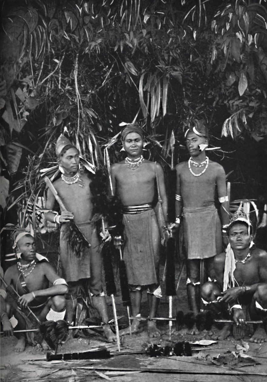 Angami Nagas in voller Tracht, 1902 von Bourne and Shepherd
