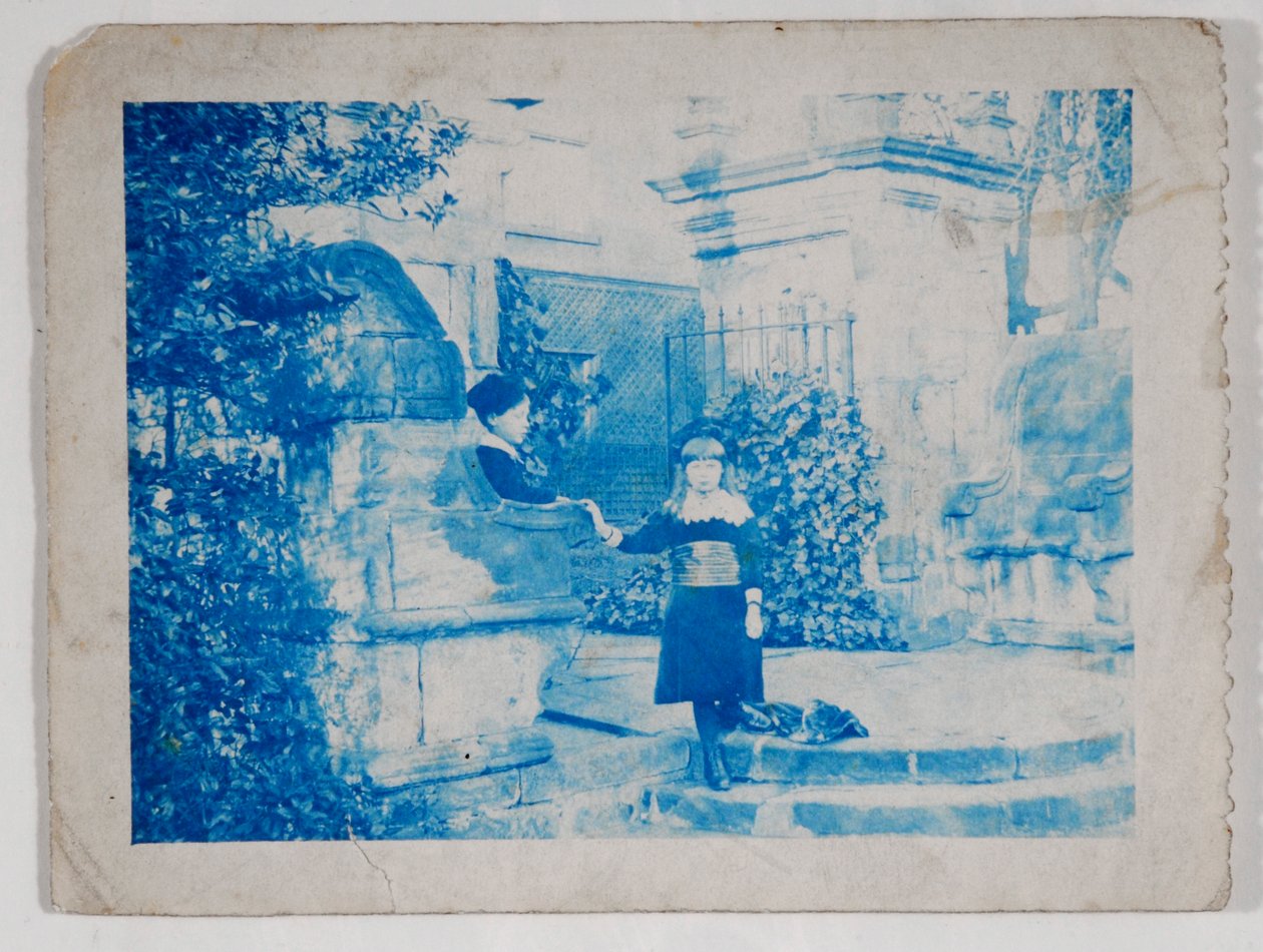 Elaine und Lancelot Grimshaw am Tor von Knostrop Hall von British Photographer