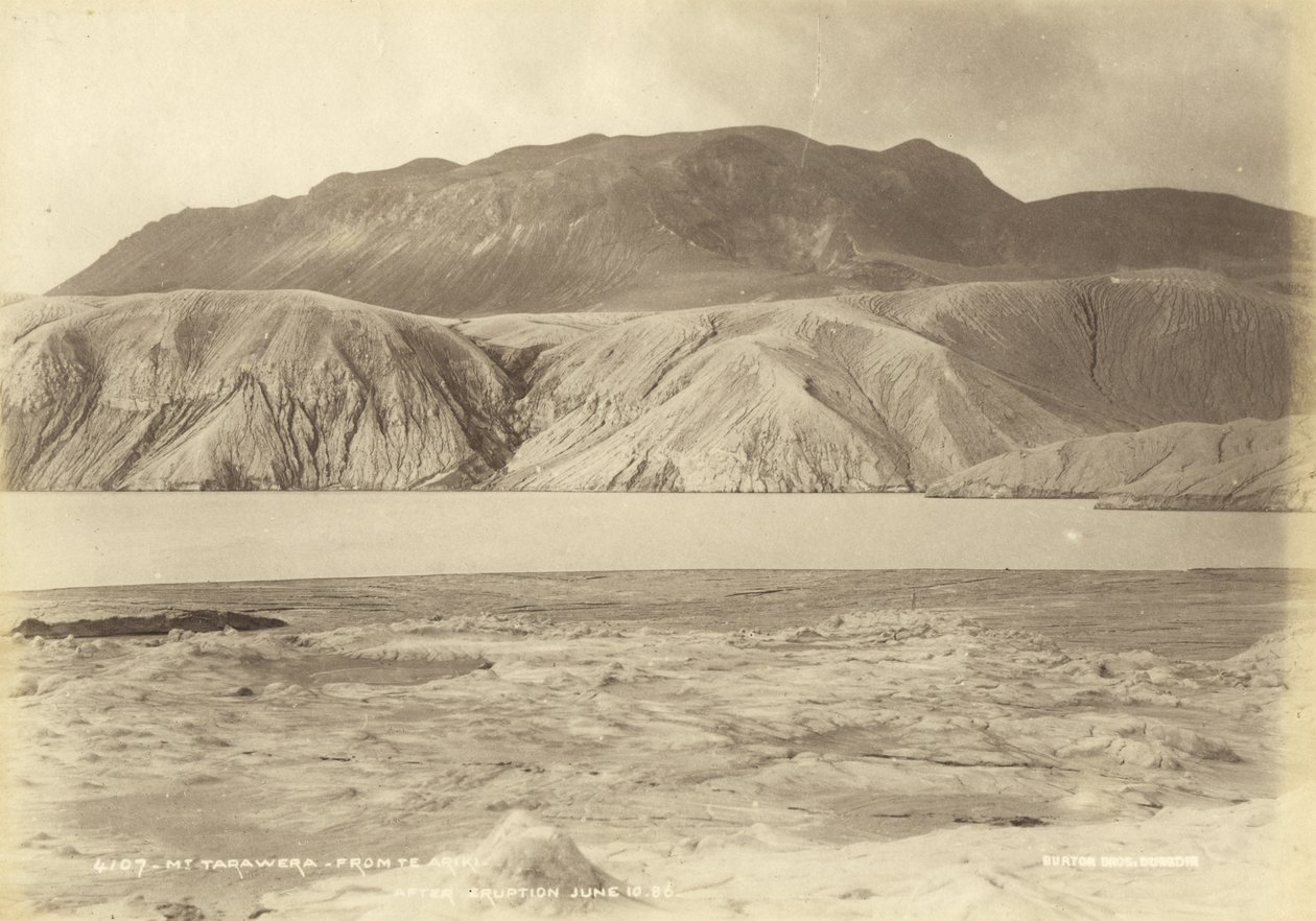Mt. Tarawera von Te Ariki. Nach dem Ausbruch am 10. Juni 1886, Juli 1886 (Albuminabzug) von Burton Brothers Studio