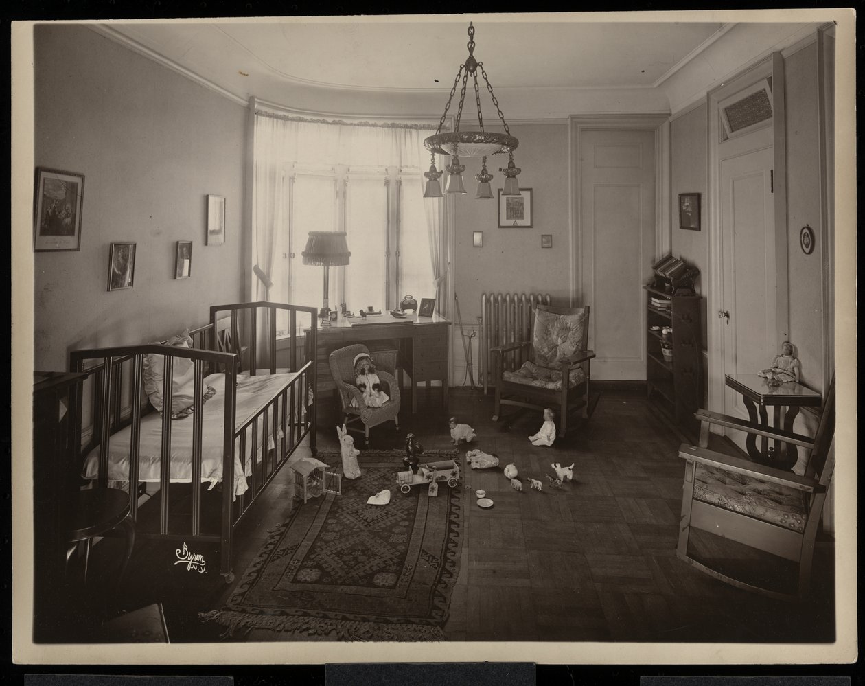 Ein Kinderzimmer in der A.C. Cronin Residenz, 1915-16 von Byron Company