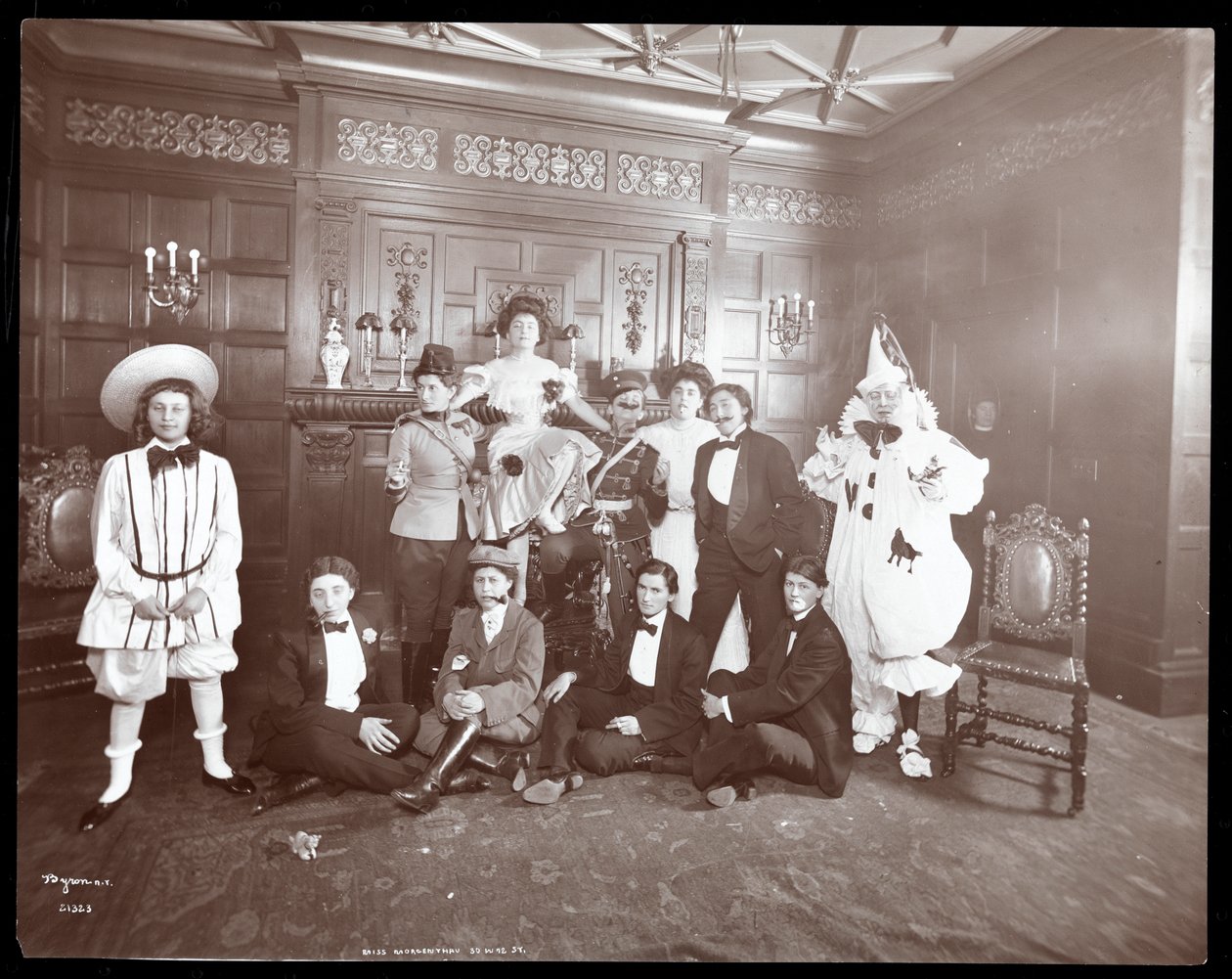 Eine Gruppe in Kostümen im Haus von Miss Morgenthau, 30 West 72nd Street, New York, 1906 von Byron Company