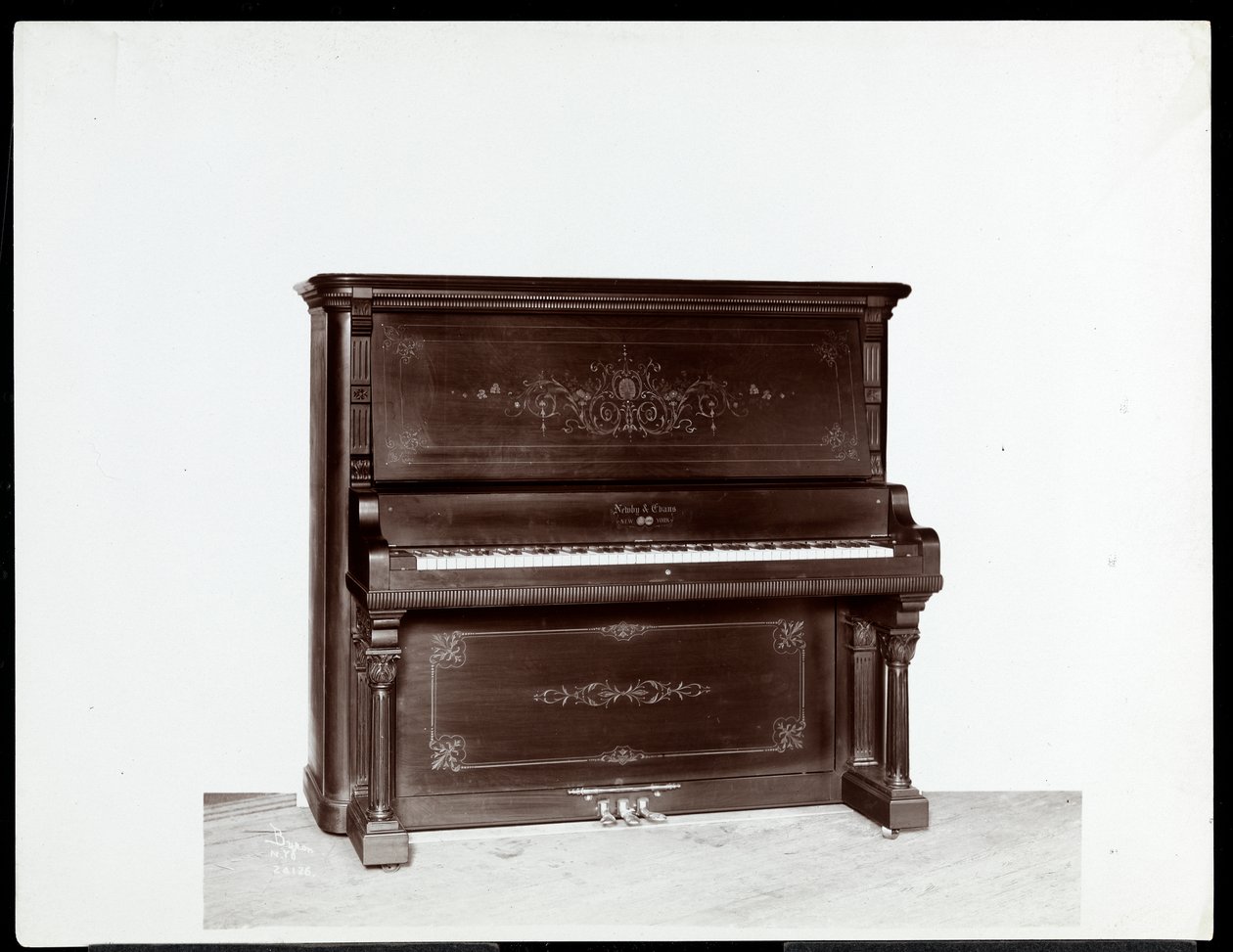 Ein Klavier von Newby und Evans Piano Co., 1907 von Byron Company