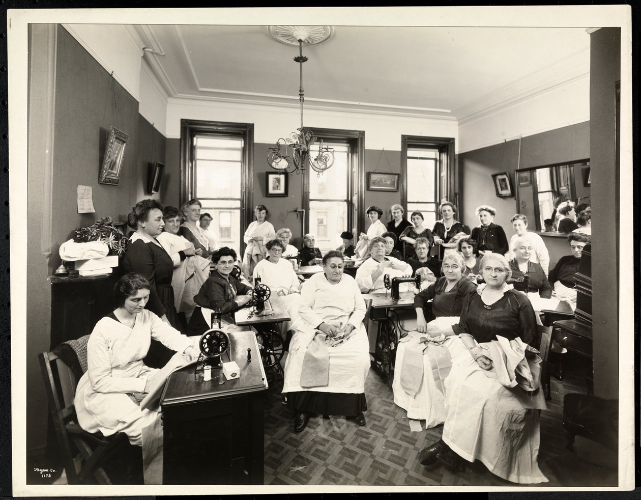 Ein Nähkreis von Frauen in der Rodeph Sholom Sisterhood, 157 East 94th Street, New York, 1920 von Byron Company