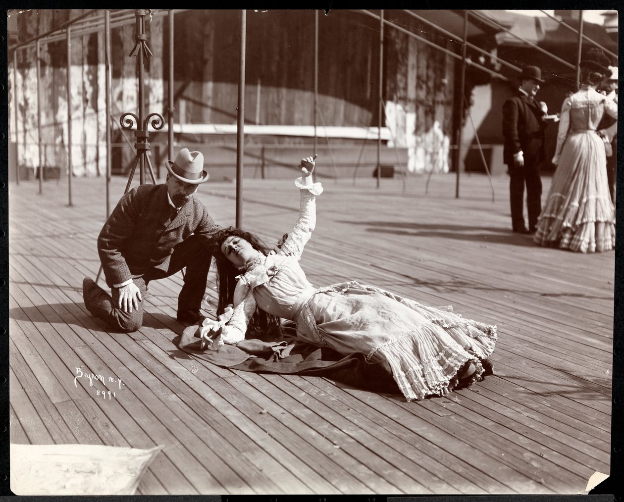 Eine Schauspielerin im Kostüm probt auf dem Dach des wahrscheinlich New York Theatre, New York, 1900 von Byron Company