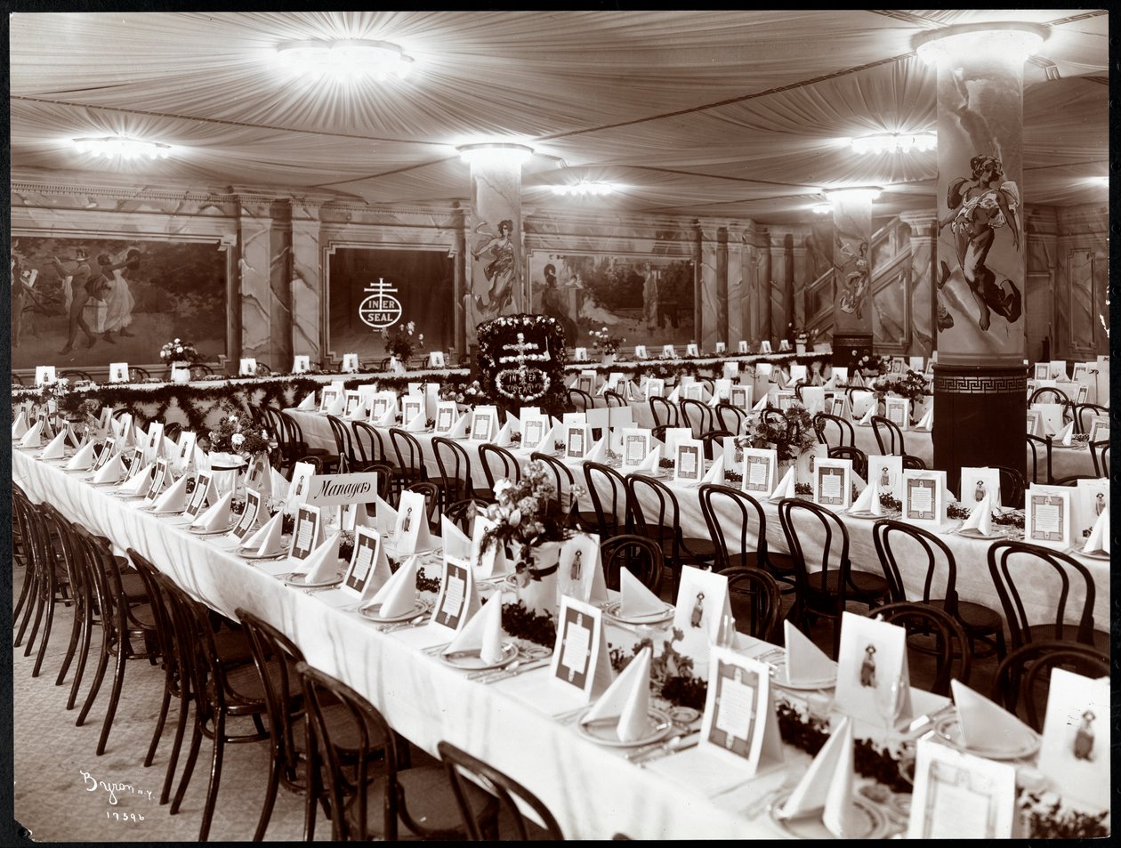 Bankettsaal mit gedecktem Tisch für das National Biscuit Co. Bankett, New York, 1904 von Byron Company