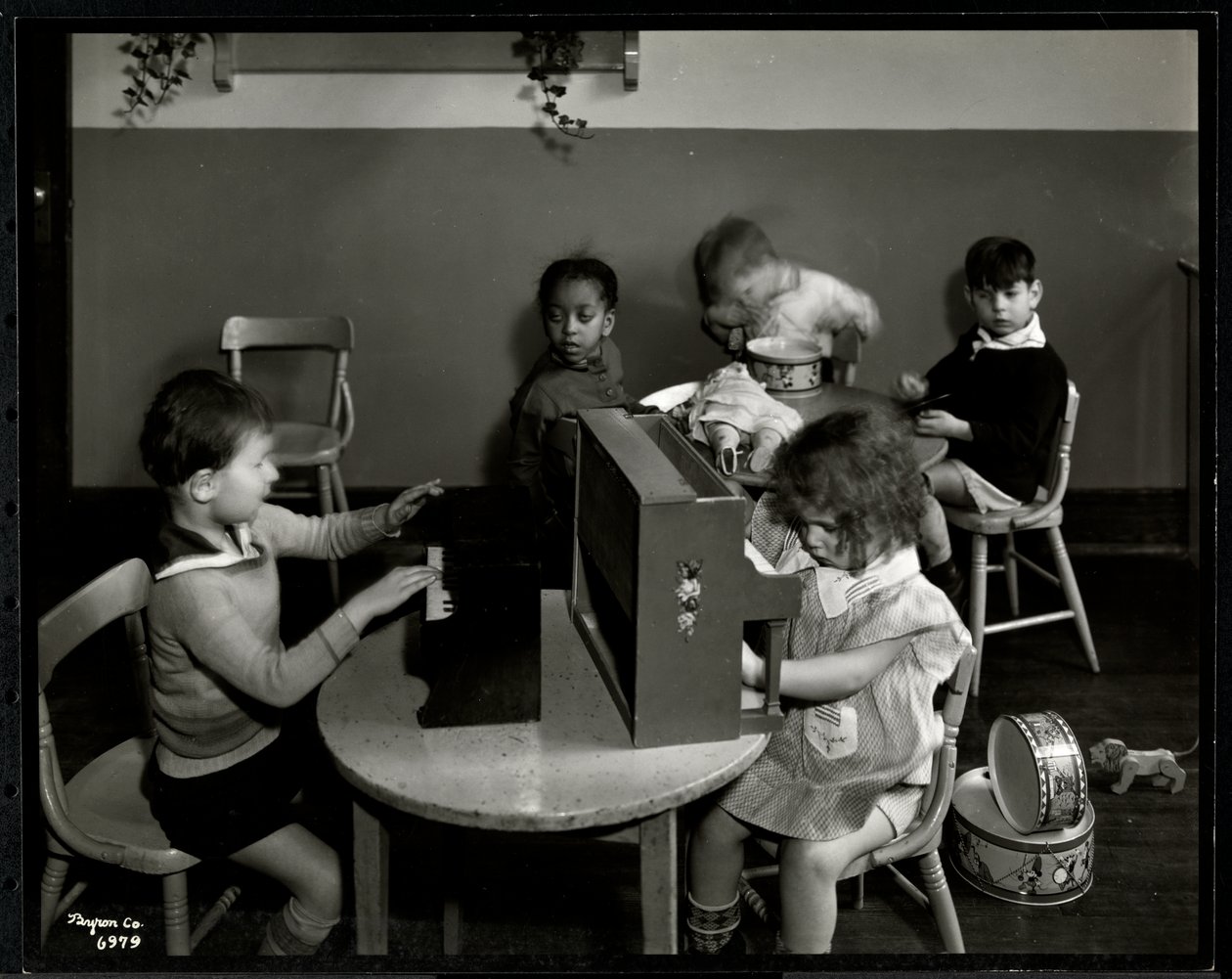 Kinder spielen im Spielzimmer der New York Association for the Blind, 111 East 59th Street, New York, 1935 von Byron Company