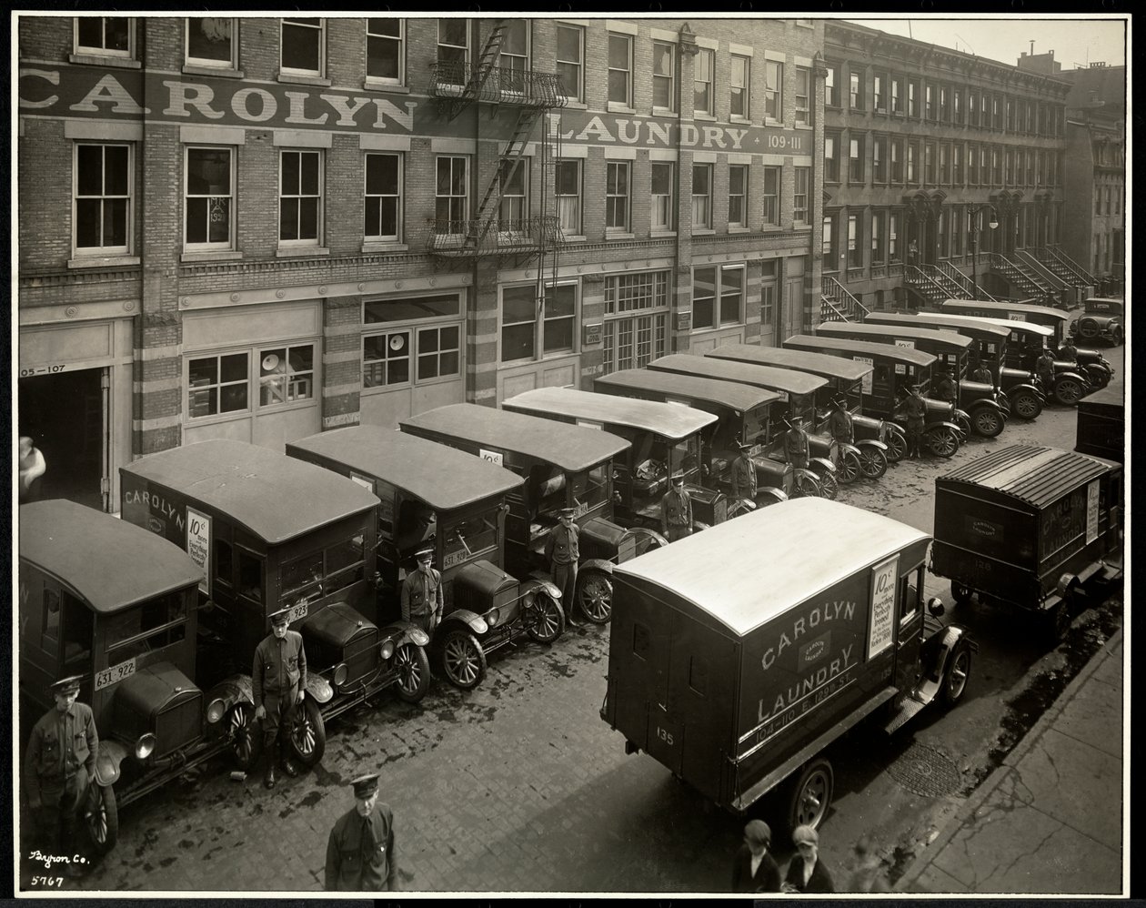 Lieferwagen, die vor der Carolyn Wäscherei in der 111 East 128th Street, East Harlem, New York, 1929, geparkt sind von Byron Company