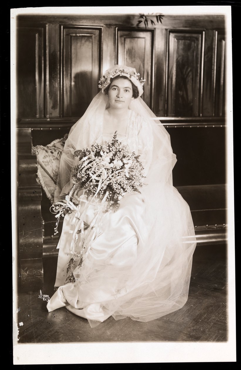 Dr. Jacobys Tochter in ihrem Hochzeitskleid, New York, 1915-16 von Byron Company