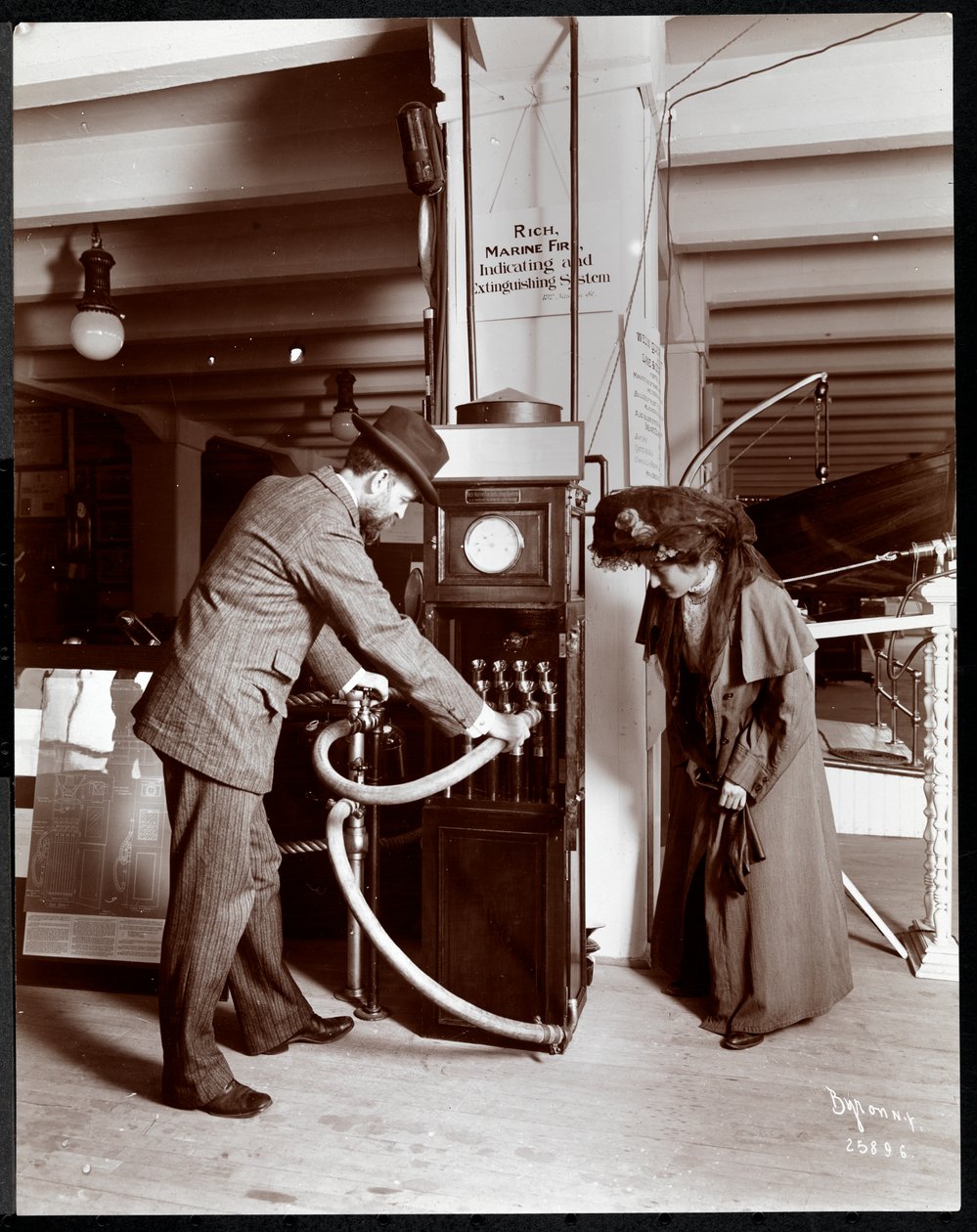 Ausstellung der Coston Signal Co. im Museum für Sicherheitsgeräte des American Institute of Social Service, New York, 1908 von Byron Company