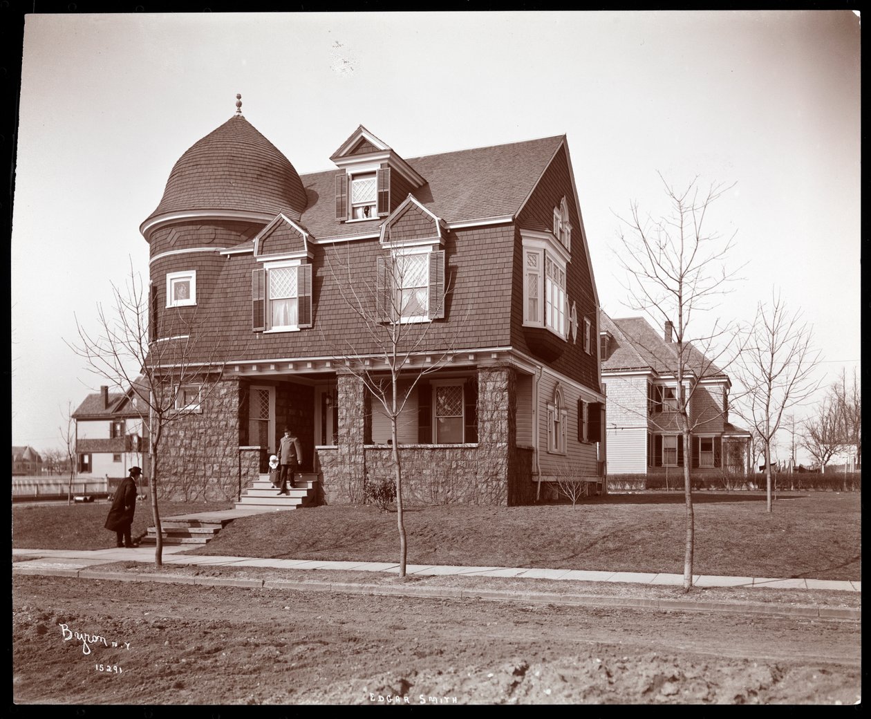 Außenansicht der Residenz von Edgar Smith, Autor, in Elmhurst, Long Island, 1902-3 von Byron Company