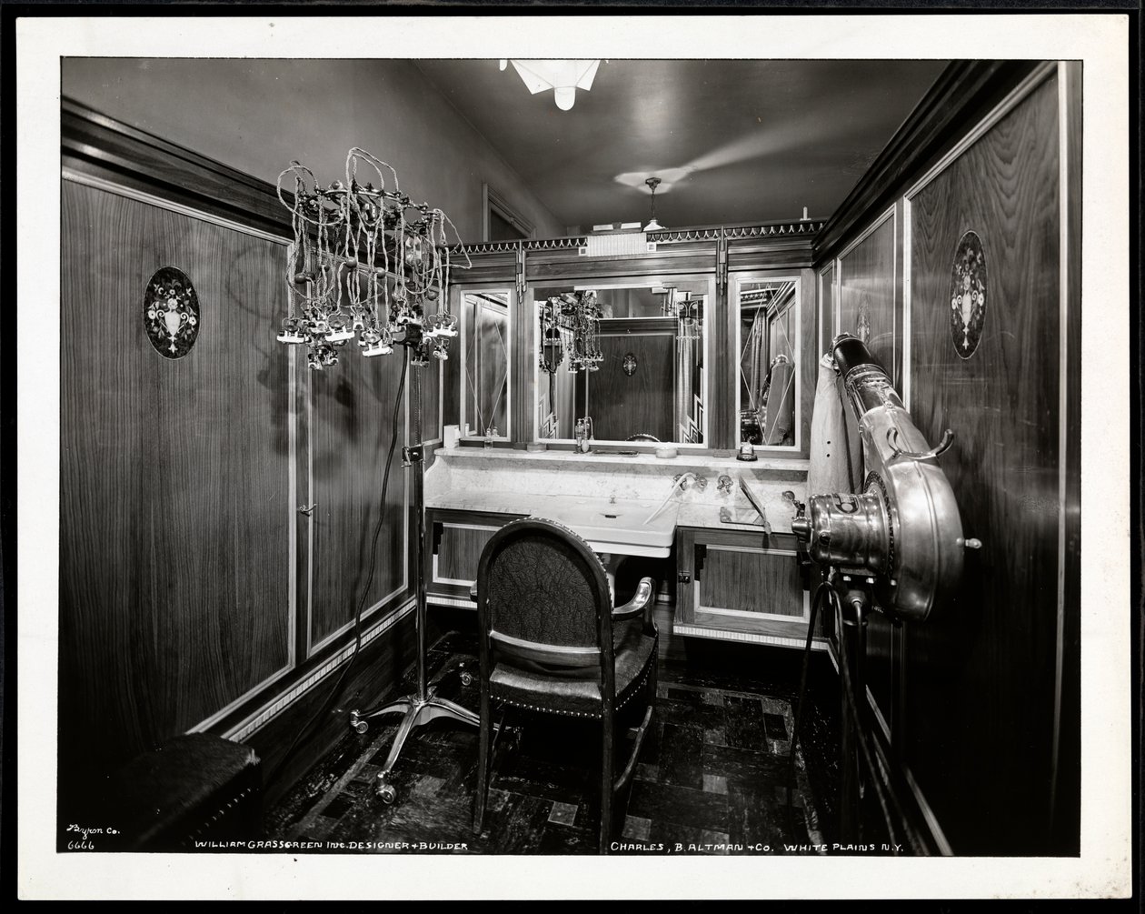 Innenansicht einer Friseurkabine im Charles of the Ritz Schönheitssalon bei B. Altman und Co., 1932 von Byron Company