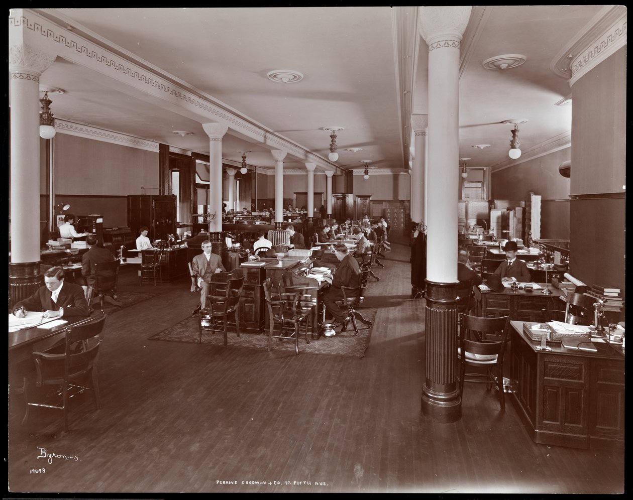 Innenansicht eines offenen Büroetagen bei Perkins, Goodwin und Co. in der 72 5th Avenue, New York, ca. 1905 von Byron Company