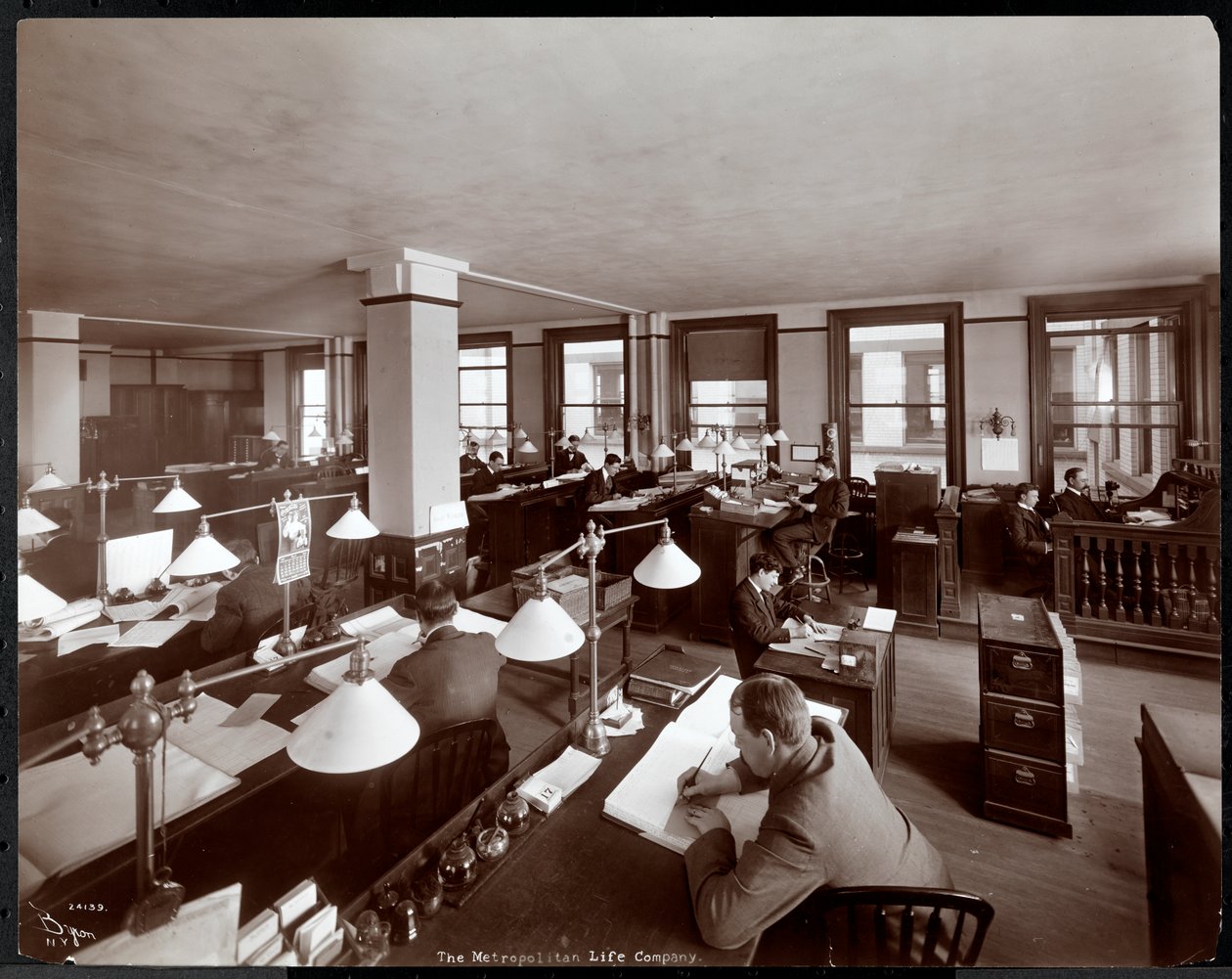 Männer, die in einem Büro der Metropolitan Life Insurance Co. an der 23rd Street und Madison Avenue, New York, arbeiten, 1907 von Byron Company