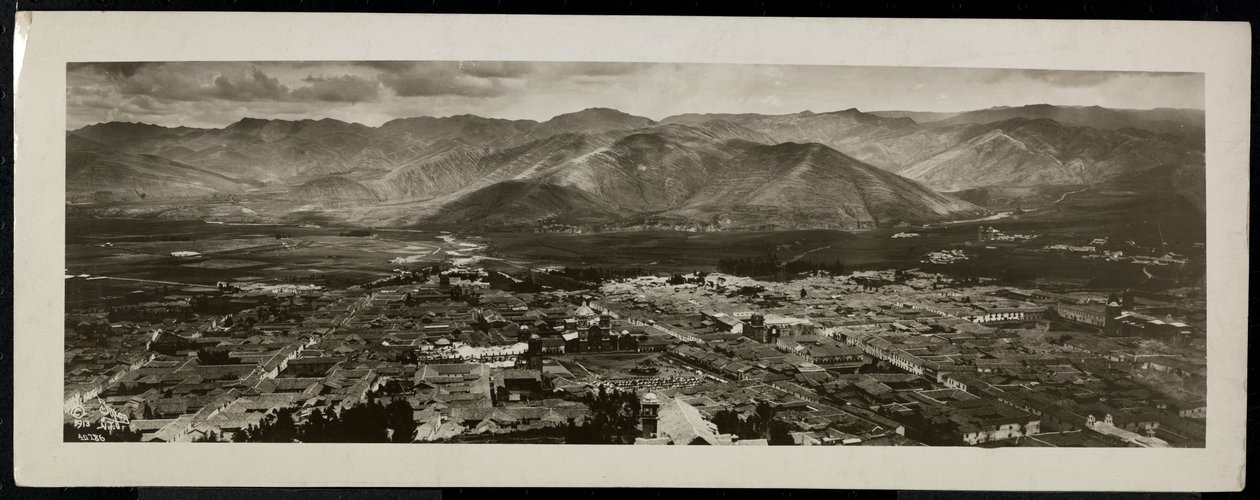 Panoramablick von oben auf eine Stadt, vermutlich am oder in der Nähe des Panamakanals mit Bergen im Hintergrund, 1913 von Byron Company