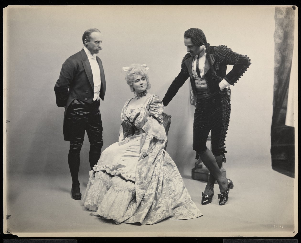 Porträt des Opernsängers Antonio Scotti mit einem unbekannten Mann und einer Frau beim James Hazen Hyde Ball, New York, 31. Januar 1905 von Byron Company