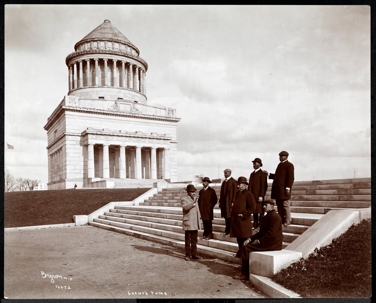 Sieben afroamerikanische Männer, die von Grants Grab auf Riverside Drive, New York, 1903 weggehen von Byron Company