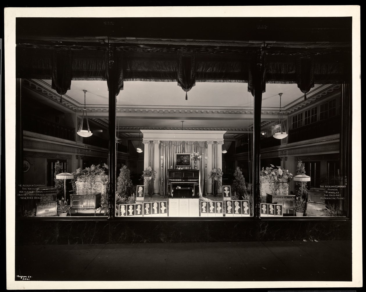 Das Schaufenster der Aeolian Company in der 29 West 42nd Street oder 689 Fifth Avenue, New York, 1923 von Byron Company