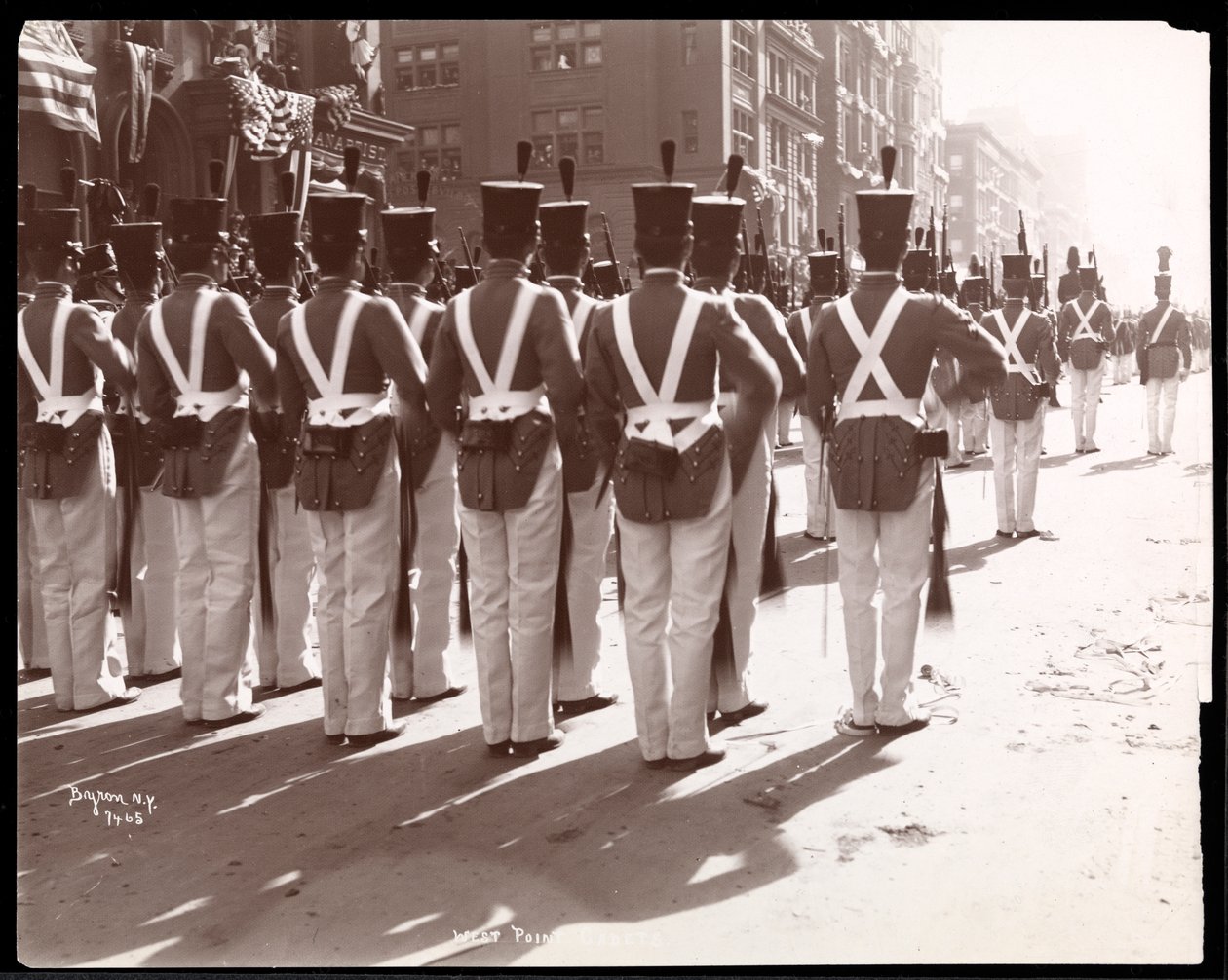 Ansicht der West Point Kadetten in der Dewey Parade auf der Fifth Avenue, New York, 1899 von Byron Company
