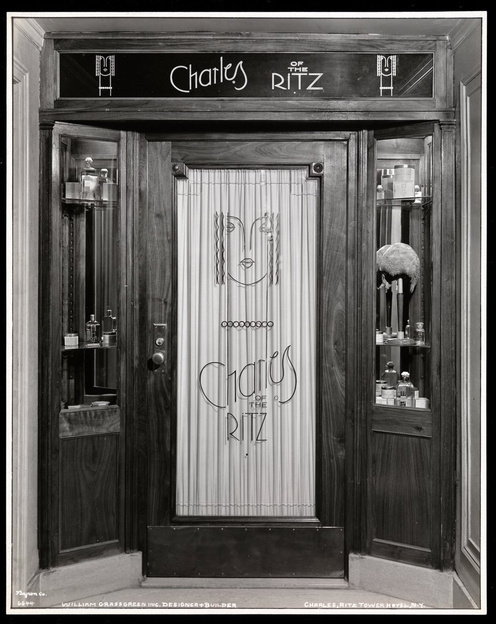 Ansicht des Eingangs zum Charles of the Ritz Schönheitssalon im Ritz Tower Hotel, Park Avenue und 57th Street, New York, 1932 von Byron Company
