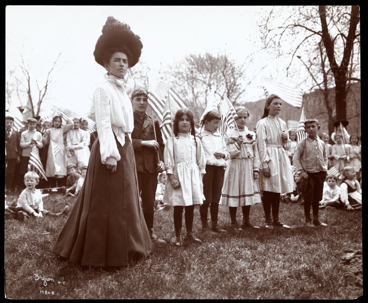 Frau mit Kindern, die am Arbor Day im Tompkins Square Park, New York, 1904, Flaggen halten von Byron Company