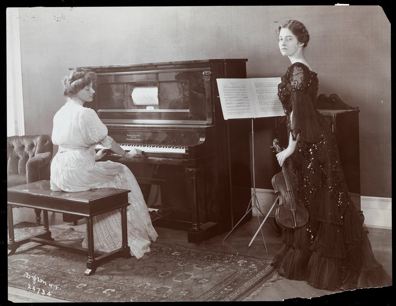 Frauen spielen ein Pianola und eine Geige, New York, 1907 von Byron Company