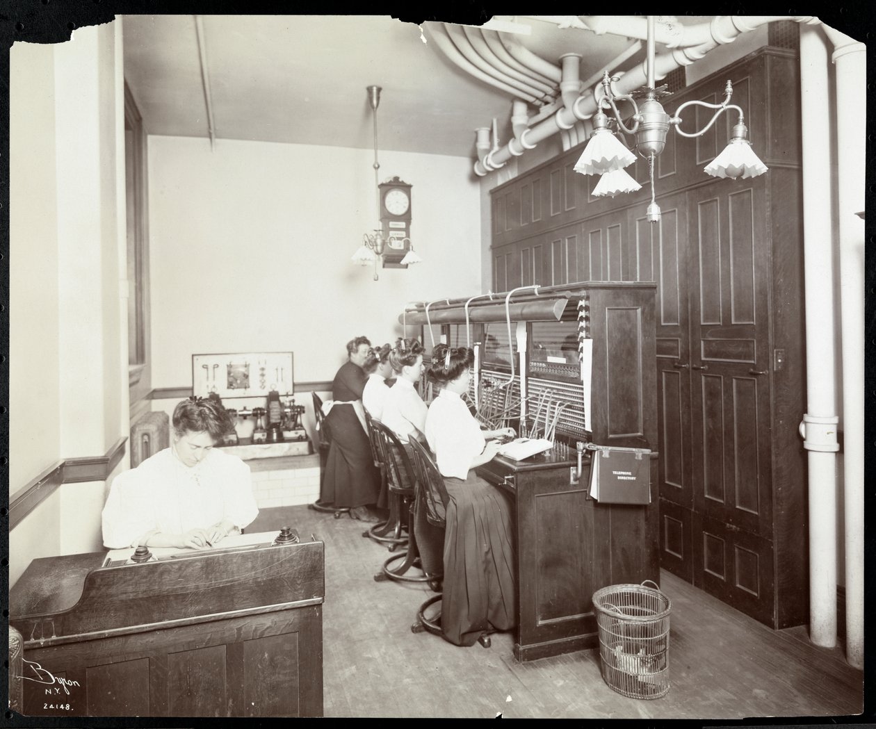 Frauen arbeiten an der Telefonzentrale der Metropolitan Life Insurance Co. in der 23rd Street und Madison Avenue, New York, 1907 von Byron Company