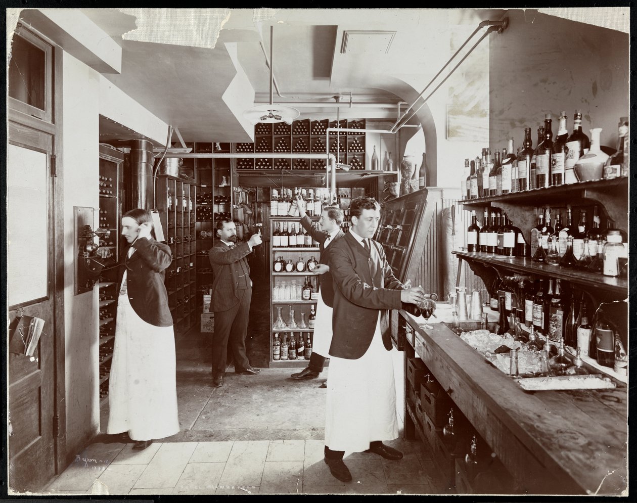 Eine Speisekammer im Hotel Manhattan, 1902 von Byron Company