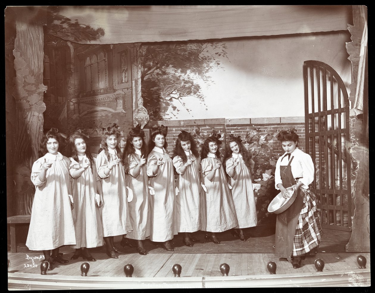 Eine Szene aus einer Amateuraufführung eines Stücks namens Angelina, Die verwaiste Erbin, präsentiert am Barnard College, New York von Byron Company
