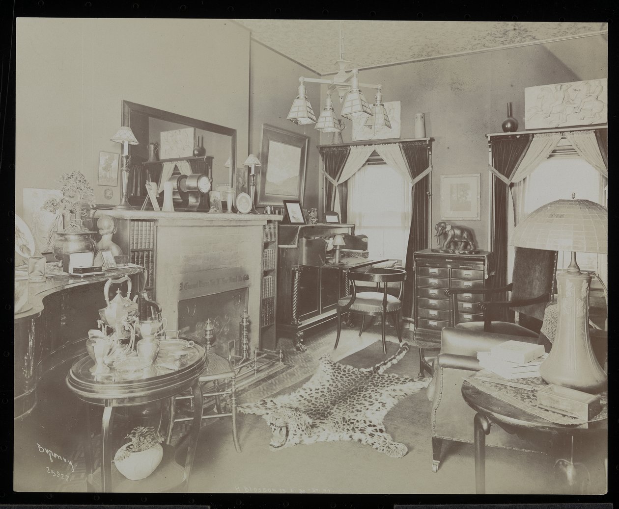 Ein Wohnzimmer im Haus des Dramatikers Henry Martyn Blossom, 23 East 30th Street, New York, 1908 von Byron Company