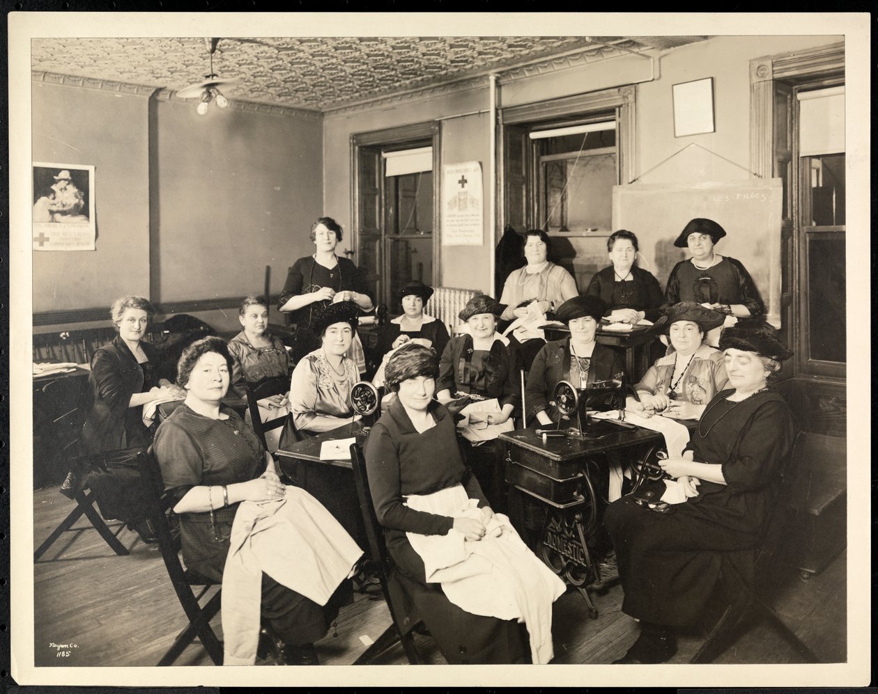 Nähkreis von Frauen in der 115 East 101st Street, East Harlem, New York, 1920 von Byron Company