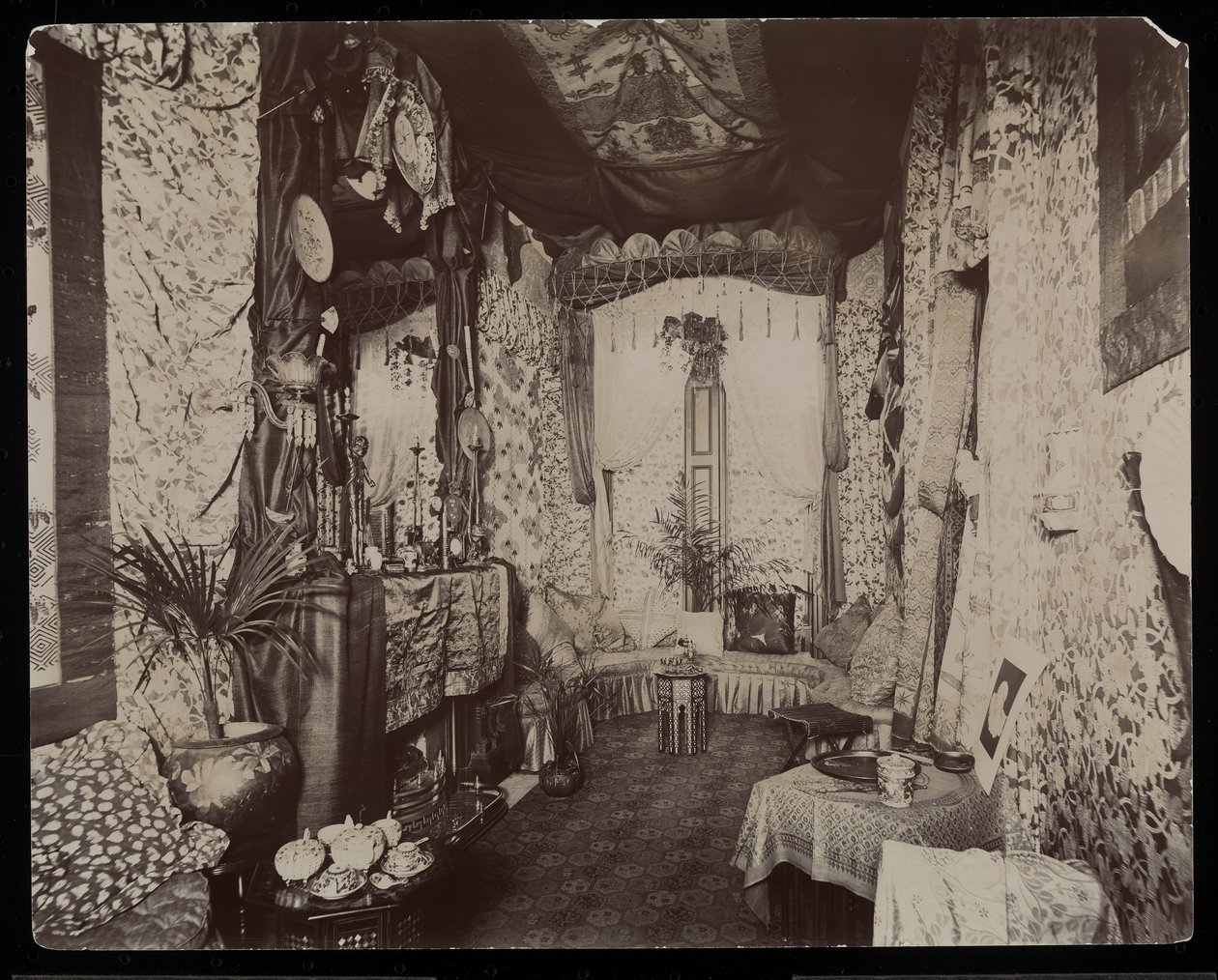 Ein reich verziertes Wohnzimmer in der Blakely Hall Residenz in der 11 West 45th Street, New York, 1896-98 (Silbergelatineabzug) von Byron Company