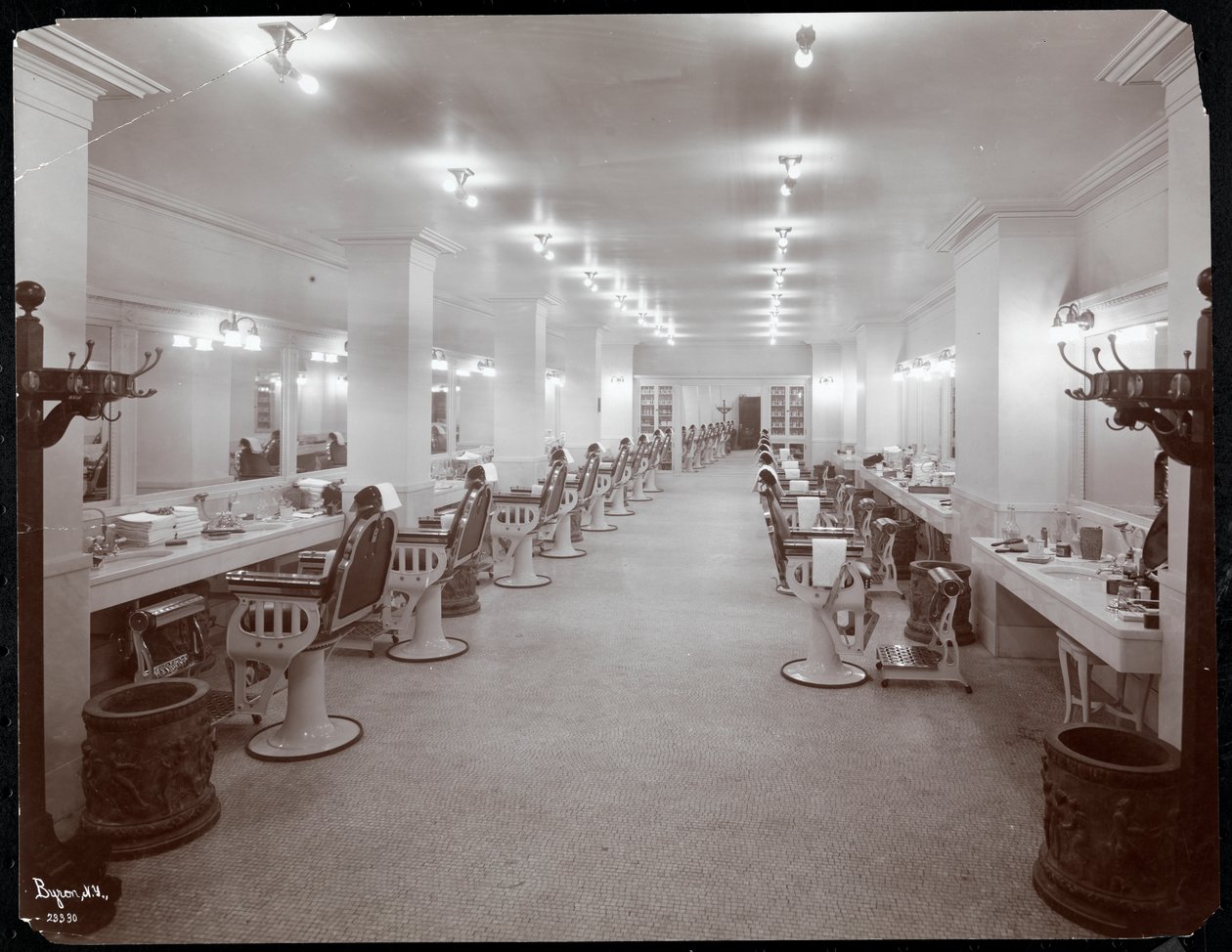 Friseursalon im Hotel Knickerbocker, 1906 von Byron Company