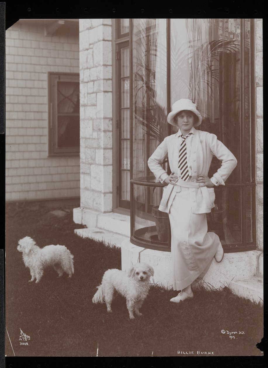 Billie Burke und zwei Hunde in Burkeleigh Crest, ihrem Haus in Hastingson, New York, 1912 von Byron Company