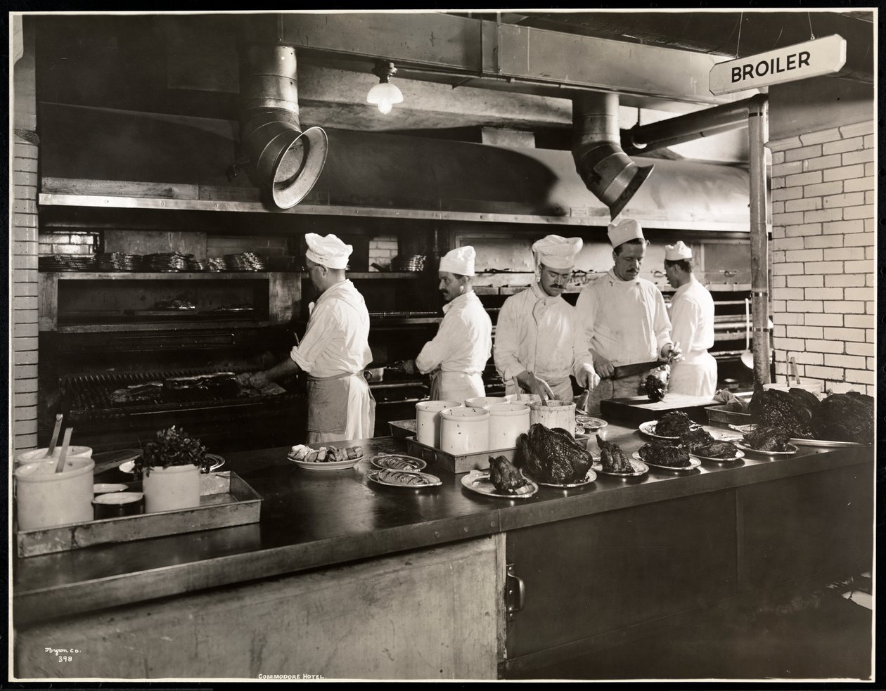 Köche am Grill in der Küche des Hotel Commodore, 1919 von Byron Company