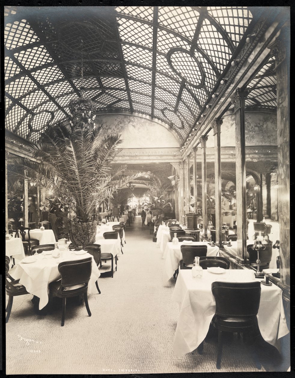 Speisesaal im Hotel Imperial, 1904 von Byron Company