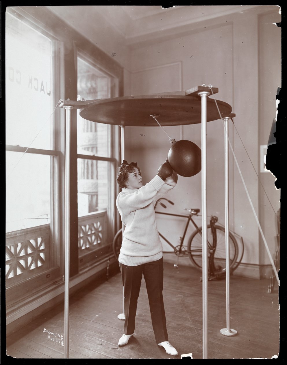 Edna Wallace Hopper schlägt einen Boxsack im Jack Cooper