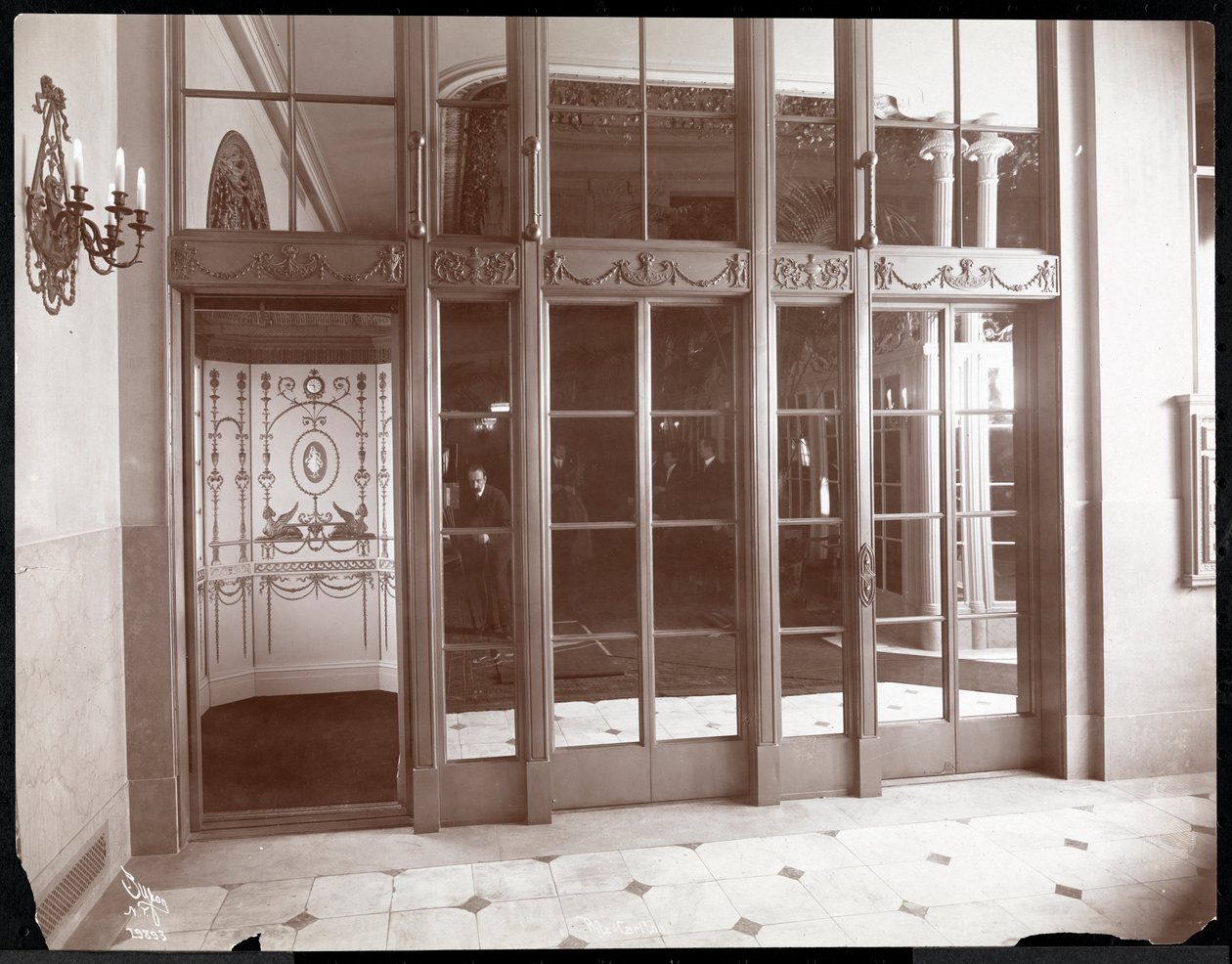 Aufzüge im Ritz-Carlton Hotel, 1910 oder 1911 von Byron Company
