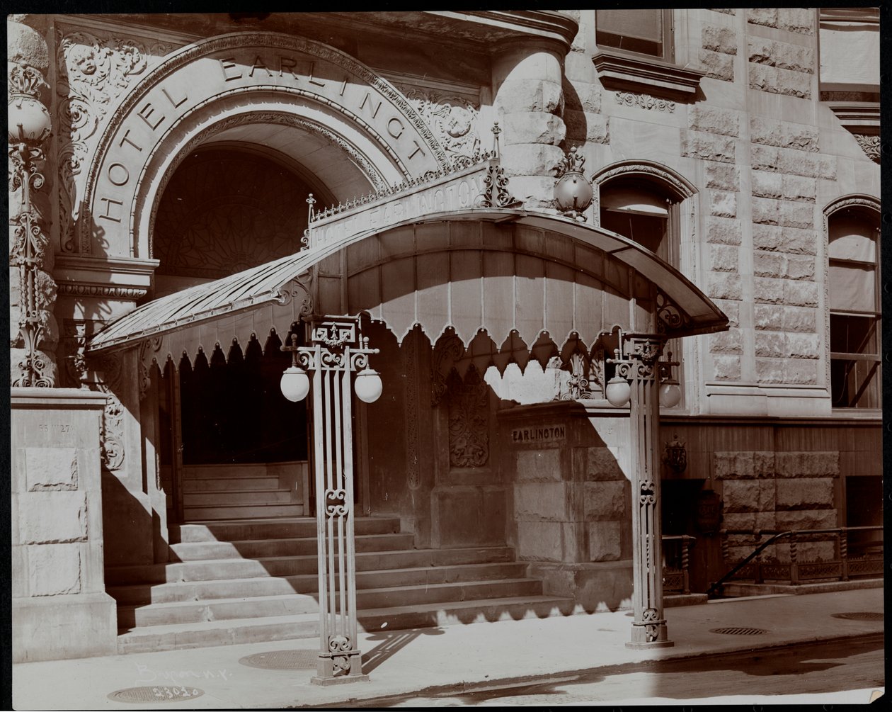 Eingang des Hotel Earlington, 55 West 27th Street, New York, 1906 (Silbergelatineabzug) von Byron Company