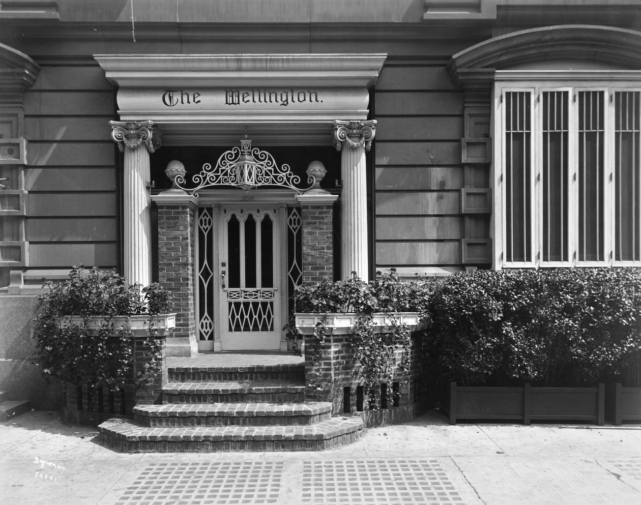 Eingang zum Hotel Wellington, 871 7th Avenue, New York, 1907 von Byron Company