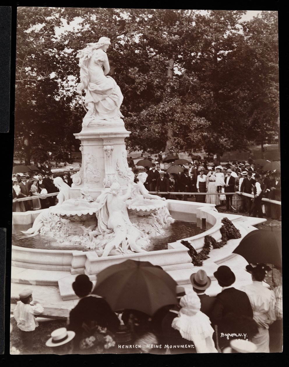 Heinrich-Heine-Denkmal (Lorelei-Brunnen) und die Menge bei der Enthüllung, Grand Concourse und 164th Street, The Bronx, New York von Byron Company
